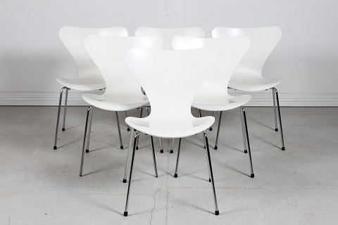 Arne Jacobsen
Set Seven Chairs 3107
White lacquer