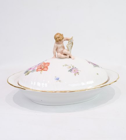 Large lid dish with putti sitting on the lid - Kgl. Saxon Flower - Hand painted 
- Royal Copenhagen - Approx. Year 1923
Great condition

