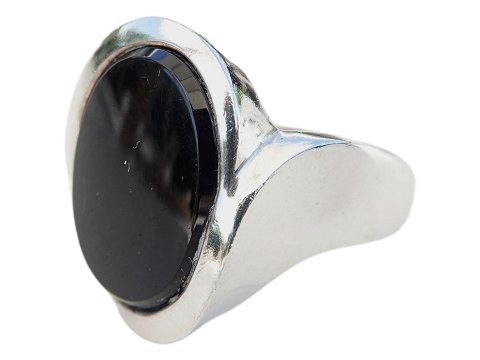 N.E. From sølv
Moderne ring med sort onyxsten - Str. 50