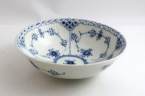 Royal Copenhagen. Blue Fluted Half Lace. Deep serving bowl. Model 624. Diameter 
16 cm. (1 quality).
