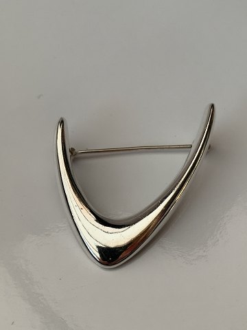 Beautiful brooch in sterling silver with a motif of a leaf. Stamped AJ Sterling 
925s