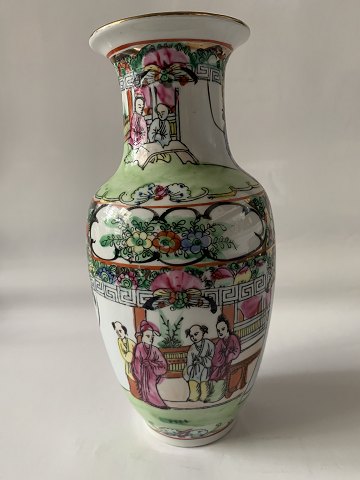 Tall Chinese vase in classic style.
Height: 21 cm.