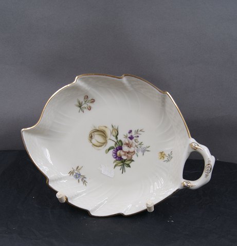 Frisenborg with gold rim Danish porcelain, dishes, leaf-shaped No 1868
