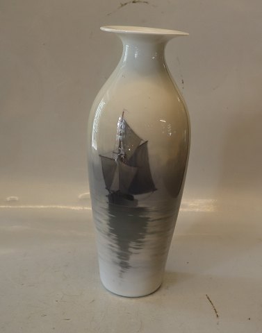 2476-2302 Kgl. Marine Vase ca 31 cm Sejlskib
 Kongelig Dansk Art Nouveau
