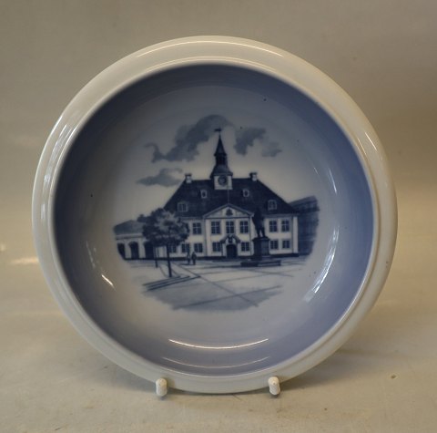 2559 Kgl. Skål med Randers Rådhus og Niels Ebbesen 17.5 cm Kongelig Dansk 
Porcelæn