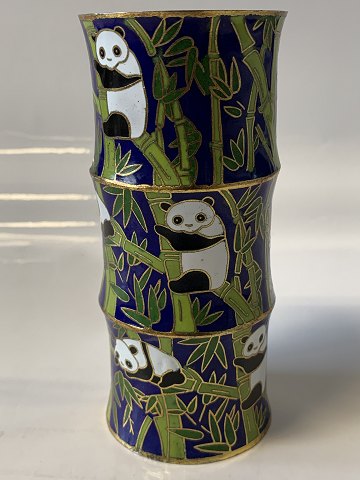 Flot Cloisonné vase i dyb blå farve, med pandaer og bambus.