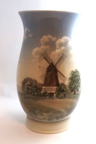 Bing & Grøndahl. Stor vase med motiv af mølle. Model 715-5440. Højde 30 cm. (2 
sortering)