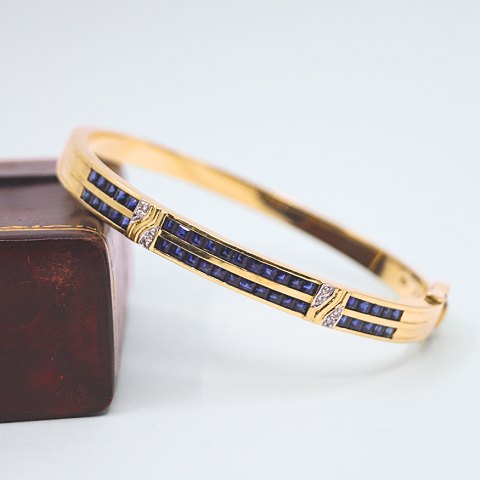 Bangle of 18k gold set with sapphires and diamonds