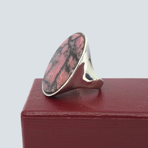 Hugo Grün; Ring in silver set with tugtupit