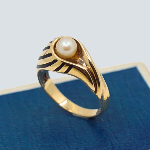Bernhard Hertz; Ring i 14 kt. guld med emalje og perle