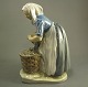 Royal Copenhagen figur, Kartoffelsamler dame