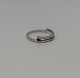 Hvidgulds ring i moderne design, udført i 14 kt guld prydet med en rubin