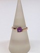 8k guldring m. violet safir. Str. 55½