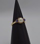 14k guldring m. perle og safirer. Str. 54,5