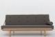 Poul Volther / KLASSIK Copenhagen
Daybed med stel i eg og hynder i Foss 952.
Leveringstid: 6-8 uger
Ny
