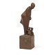 Hanne Varming, f. 1939, bronzeskulptur forestillende kvinde med to hunde. 
Signeret "HV 2000". H: 47cm