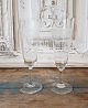 Champagne flutes decorated with guilloche frieze