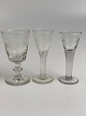 Old glasses with wine leaves, respectively 1 liqueur glass with wine leaves and 
2 shot glasses with wine leaves