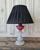 1800tals opaline lampe med oliebeholder i rosa/hindbær farvet glas