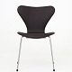 Arne Jacobsen / Fritz Hansen
AJ 3107 - Nybetrukket "Syver"-stol i brun Savanne-læder (farve: Coffee) og ben 
i stål. KLASSIK tilbyder polstring af stolen med stof eller læder efter eget 
valg.
Syveren (1955) er blevet et ikon for stilfuldt, dansk design verden over. Den 
er lavet af formspændt træ med ben af rustfrit stål.
Leveringstid: 6-8 uger
Ny-restaureret
