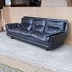 Sofa i sort læder
4 pers
255 cm