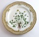 Royal Copenhagen, Flora Danica. Frokost tallerken med gennemskåret bort. Design 
#3554. Diameter 23 cm. (1 sortering). Ranunculus bulbosus L