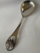 Serveringsske i sølv.
Længde 24 cm.
Produceret År.1952