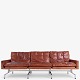 Poul Kjærholm / E. Kold Christensen.
PK 31/3 - 3 pers. sofa i patineret originalt rødt læder med stel i stål.
1 stk. på lager
