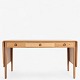 Hans J. Wegner / Andreas Tuck.
AT 305 - Skrivebord i egetræ med to klapper og tre skuffer.
1 stk. på lager
