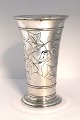 K. Tömmerup, Kopenhagen (K.T.). Silberne Vase mit Blumenmotiv (830). Höhe 18,5 
cm. Hergestellt 1906.