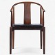 Hans J. Wegner / Fritz Hansen.
Kinastol i Rio-palisander med hynde i patineret sort læder.
1 stk. på lager
