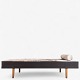 Hans J. Wegner / Getama.
Daybed betrukket i koskind med keder i læder og ben i bøgetræ.
1 stk. på lager

