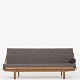 Poul Volther / Klassik Studio.
Volther Daybed med stel i olieret eg og hynde i 