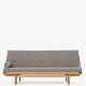 Poul Volther / Klassik Studio.
Volther Daybed med stel i olieret eg og hynde i 