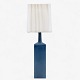Le Klint
Stor bordlampe i blåglaseret stentøj og plisseret papirskærm. Signeret.
1 stk. på lager
