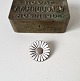 Margueritte broche i sølv og emalje