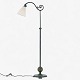 Böhlmarks Lampfabrik
Skulpturel gulvlampe i patineret bronze med højdejustering og hvid stofskærm. 
Fra 1930.
1 stk. på lager
