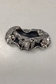 Ornamenteret Jacob Hull Broche i Forsølvet metal med sort sten