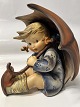 Hummel / Goebel figur: Siddende pige med paraply Højde 20 cm