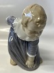 Bing & Grøndahl figur, pige bøjer sig ned.Dek. Nr. 1995.