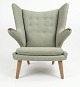 Wegner bamsestol med negle i teak og ben i eg. Skal ompolstres, vi tilbyder ompolstring for 13.000kr i valgfrit Hallingdal uld(tager cirka 2 uger).Levering:Jylland/Fyn(månedsvis) 500krSjælland(ugentlig) 300kr