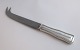 Georg Jensen. Sterlingsølv. Dobbeltriflet. Ostekniv med stålklinge. Længde 18,5 cm.