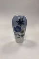 Royal Copenhagen Art Nouveau Vase med Blå og Hvid Blomster motiv No. 2679/295