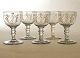 Sæt på fem norske bryllupsglas med forgyldte monogrammer "AF" & "AJ" og drikkevers. Gjøvig Glasværk, "Vinglas med 2de Knapp" ca. år 1810-20. H: 10,5cm
