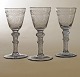 Sæt på tre Nøstetangen Chrystal Desert glas ca. år 1750 med monogrammer "PstS" & ""CADB" i kartouche og drikkevers. H: 15cm