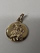 14k. Guldmedaljon med motiv af jomfru Maria og Jesusbarnet med glorier.Højde: 1,6 cm.