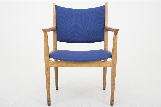 Hans J. Wegner / Johannes Hansen
Arm chair in oak / original blue fabric
Model N. JH509 - small model
Good condition
Good, used condition
1 pc. in stock
