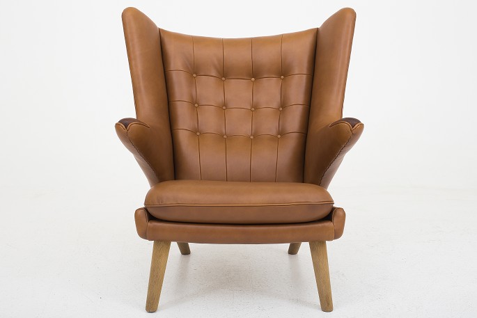 Hans J. Wegner / AP Stolen
AP 19 - Papa Bear chair. Reupholstred in Walnut Elegance leather from Arne 
Sørensen.
Availability: 6-8 weeks
Condition: Renovated
