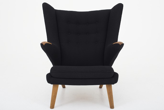 Hans J. Wegner / AP Stolen
AP 19 - The Papa Bear Chair in black Hallingdal 65-wool with nails and legs in 
oak.
KLASSIK offers upholstery of the chair in fabric or leather of your choice. 
Please contact us for further information.
Availability: 6-8 weeks
Renovated
