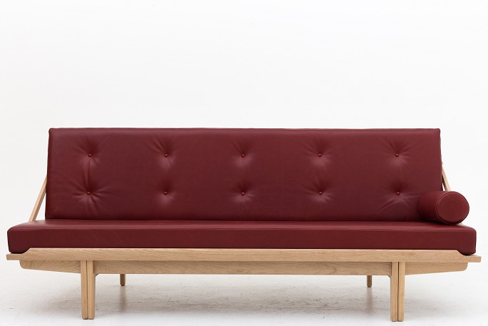 Poul Volther / KLASSIK Copenhagen
Daybed i eg med hynder i Elegance Indian Red-læder
Stand: Ny
Leveringstid: 6-8 uger
